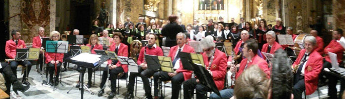 La Banda musicale “Marcia a vista”, diretta dal M° Raffaele Cassa, e il Coro “Scambio Armonico”, diretto dal M° Claudia Gili