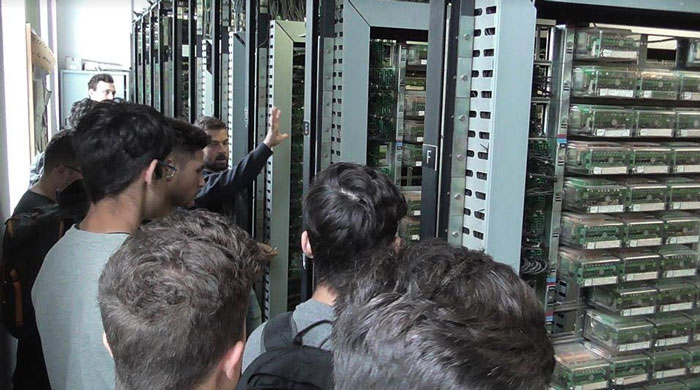 Studenti dell’ITIS De Ambrosis Natta di Sestri Levante in visita all’impianto di sicurezza ACEI della stessa stazione in presenza di un tecnico di RFI
