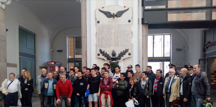 Studenti ITIS G. Galilei nell’atrio stazione Genova Principe per la celebrazione del 25 aprile con tutto lo Staff Scuola Ferrovia DLF Genova, poco prima della visita all’apparato di sicurezza ACEI in cabina della stazione