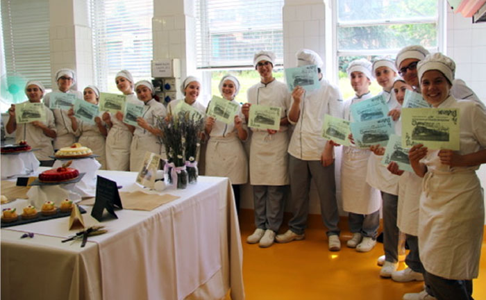Gli studenti della classe IV B del CAPAC hano preparato due torte per la cermonia conclusiva del Progetto Scuola Ferrovia DLF Milano 2018