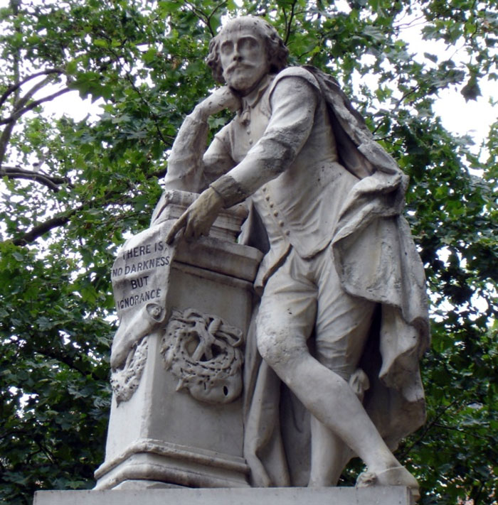 La statua di Shakespeare a Leicester Square, Londra, opera di Giovanni Fontana del 1874