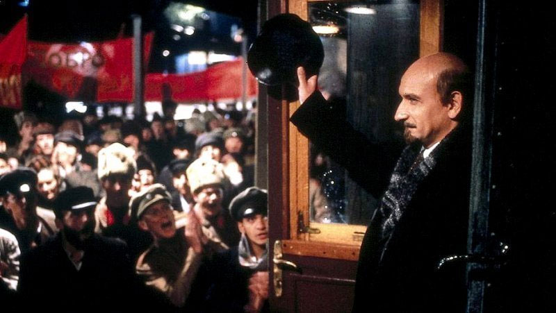 “Il treno di Lenin” è una miniserie televisiva italiana del 1988 diretta da Damiano Damiani