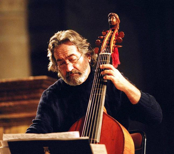 Jordi Savall (Igualada, 1º agosto 1941) è un gambista, direttore d'orchestra, violoncellista e musicologo spagnolo