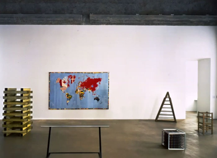 Mappa, di Alighiero Boetti, arazzo nella collezione del Castello di Rivoli Museo d'Arte Contemporanea