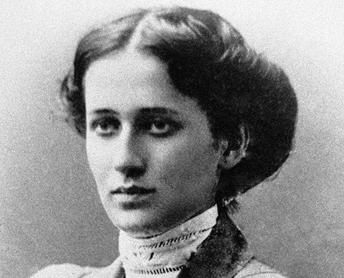 Anna Andreevna Achmatova, pseudonimo di Anna Andreevna Gorenko (Bol'soj Fontan, 23 giugno 1889 – Mosca, 5 marzo 1966), è stata una poetessa russa; non amava l'appellativo di poetessa, perciò preferiva farsi definire poeta, al maschile