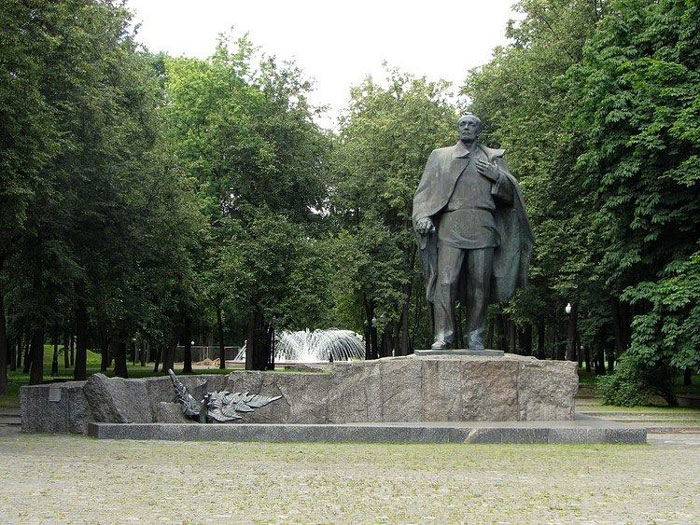Statua di Janka Kupala nel parco del museo a lui dedicato
