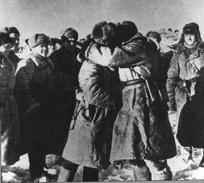 I comandanti delle brigate carri sovietiche si abbracciano dopo il congiungimento a Sovetskij il 23 novembre 1942 ed il completamento dell'operazione Urano