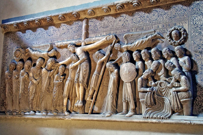 La prima opera documentata di Benedetto Antelami è il bassorilievo con la Deposizione dalla croce, datata 1178, parte della decorazione di un pontile, o di un pulpito, che si trovava nel duomo di Parma.