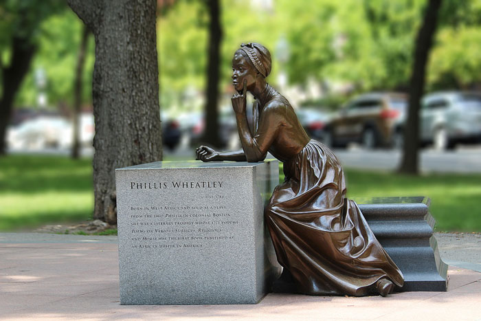 La poetessa Phillis Wheatley commemorata nella statua in bronzo di Meredith Bergmann, collocata all'angolo tra Commonwealth e Fairfield Street a Boston