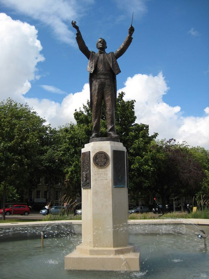 Statua a Cheltenham dedicata a Gustav Theodor Holst