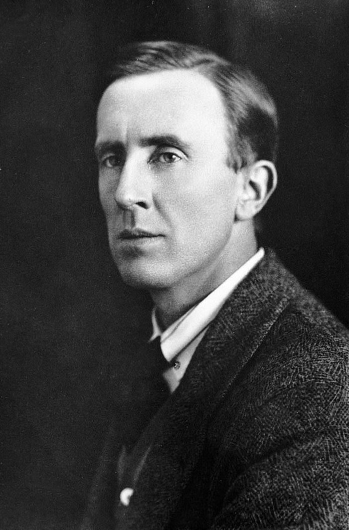 Sir John Ronald Reuel Tolkien (1892-1973), scrittore, filologo, glottoteta e linguista britannico, nel 1940