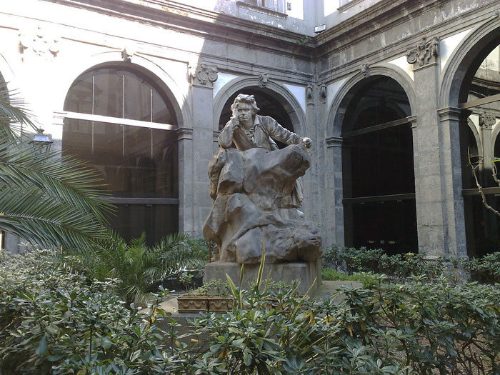 Beethoven, presso il Conservatorio di San Pietro a Majella (Napoli). Scultura di Francesco Jerace del 1985