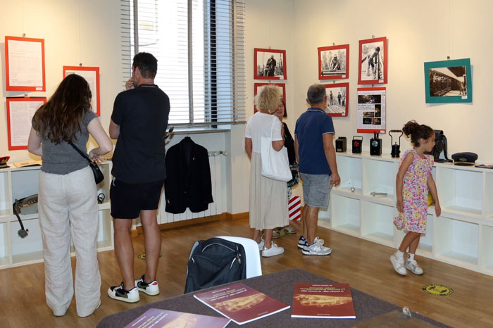 Visitatori della mostra a Crema, agosto 2023