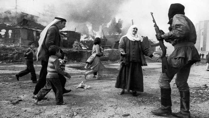 Libano, 1976. Una donna ‎palestinese implora un falangista di risparmiare la vita al proprio marito, storico scatto della ‎fotografa francese Françoise Demulder