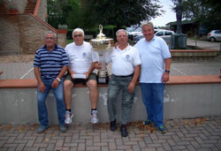 La competizione a squadre per DLF è stata vinta dal DLF Vicenza, che mostra il trofeo