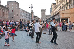 Ferrara Buskers Festival® 2015. Dove nasce la musica! 28esima Rassegna Internazionale del Musicista di Strada. Ferrara, dal 20 al 30 agosto 2015