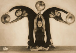 Arthur Benda, Der Tanz mit den goldenen Scheiben (La Danza con i dischi d'oro), 1931, fotografia a colori, 24,5x30 cm