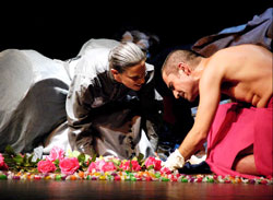“Le rose di Jürgen” è portato in scena dalla Compagnia Con-fusione, per la regia di Giacomo Fanfani. Livorno, mercoledì 6 febbraio 2013