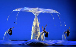 Al Teatro Romano di Verona i MOMIX, ballerini-illusionisti, tornano ad incantare con ALCHEMY! sabato 10 agosto 2013, ore 21.30