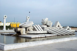Opera realizzata dallo scultore (e pittore) Pietro Cascella usando il marmo di Carrara. Acquistata dal Comune di Pescara,è stata inaugurata nel Luglio 1987 in Piazza 1° Maggio