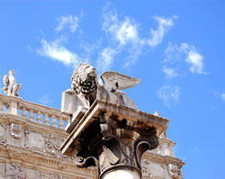 Il leone di San Marco, posto su una colonna in piazza delle Erbe, simbolo massimo della Verona veneziana